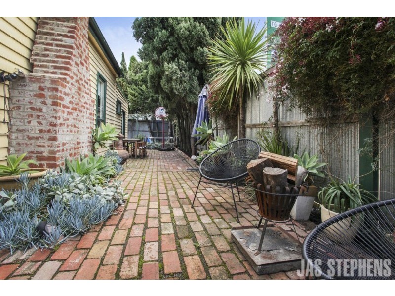 18 Queensville Street, Kingsville VIC 3012