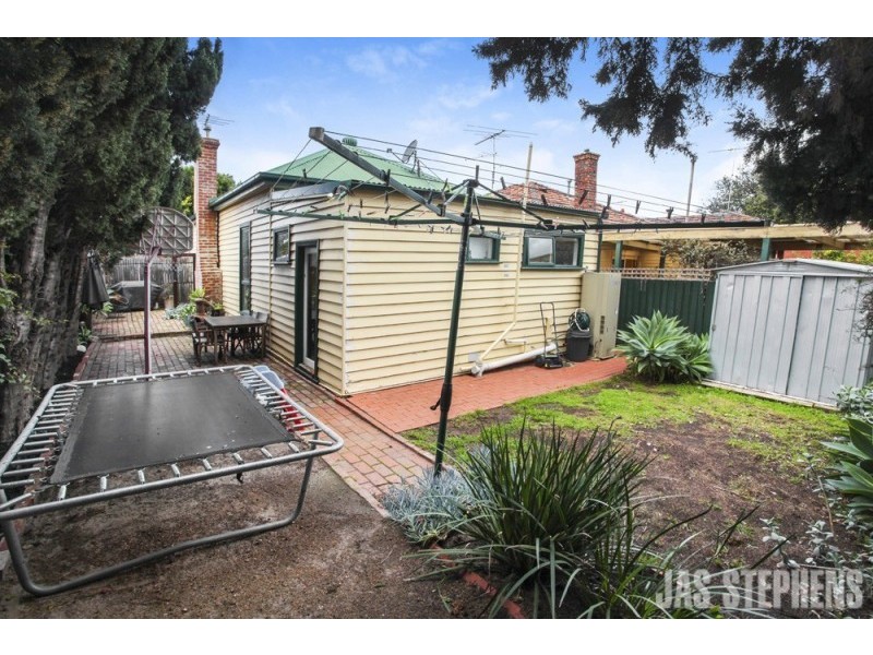 18 Queensville Street, Kingsville VIC 3012