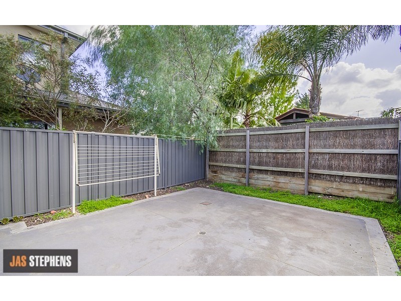 2/24 Dongola Road, West Footscray VIC 3012