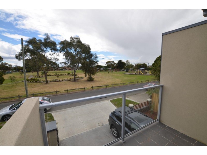 2/10 Greenham Street, Maidstone VIC 3012