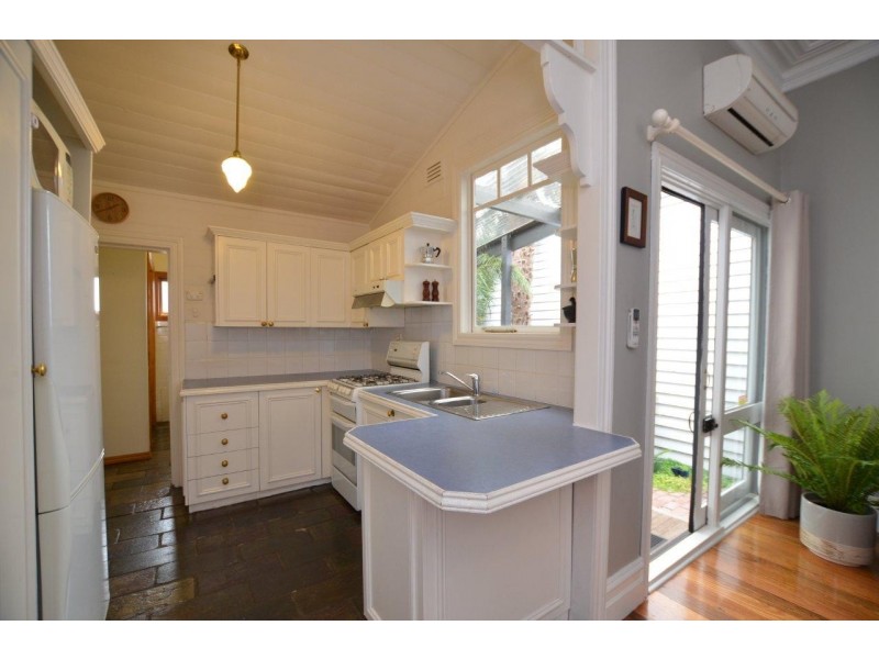 8 Dane Street, Seddon VIC 3011