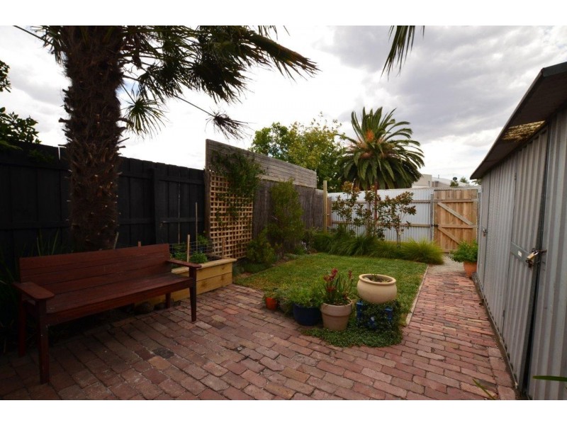 8 Dane Street, Seddon VIC 3011