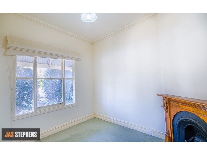 8 Browning Street, Seddon VIC 3011