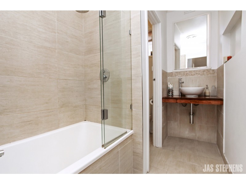 2/698 Barkly Street, West Footscray VIC 3012