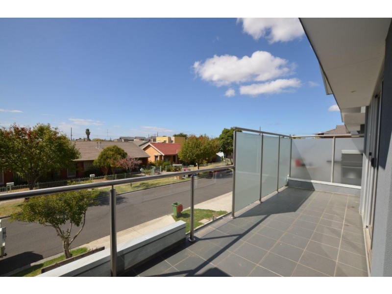 9 Desmond Street, Maidstone VIC 3012