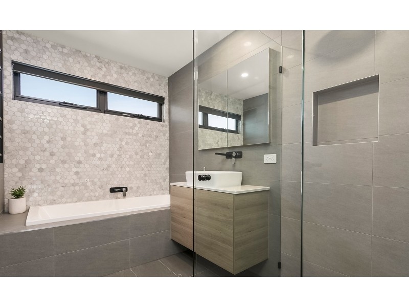 2/5 Flower Street, Essendon VIC 3040