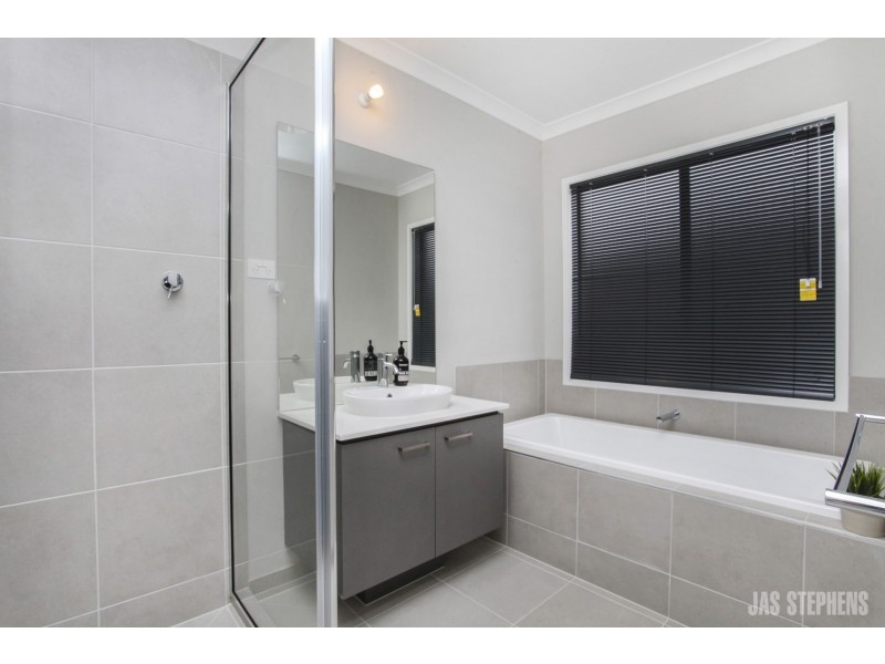 60 Granvia Circuit, Burnside VIC 3023