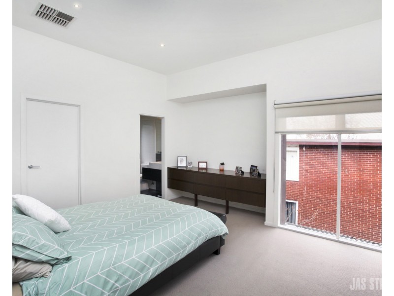 2/9 Bell Street, Seddon VIC 3011