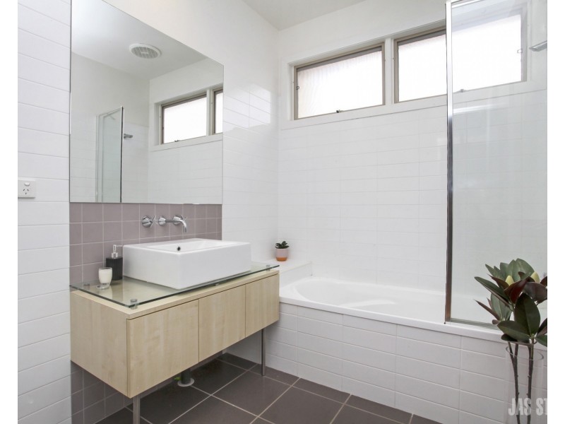 2/9 Bell Street, Seddon VIC 3011