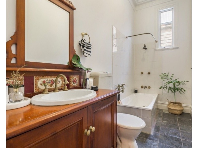10 Thomson Street, Seddon VIC 3011