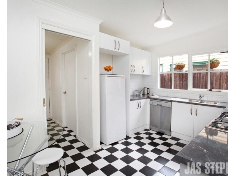 8 Perry Street, Seddon VIC 3011
