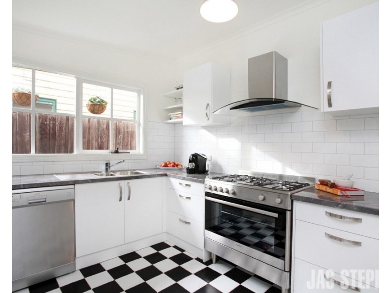 8 Perry Street, Seddon VIC 3011