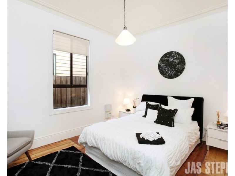 8 Perry Street, Seddon VIC 3011