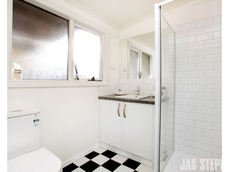 8 Perry Street, Seddon VIC 3011