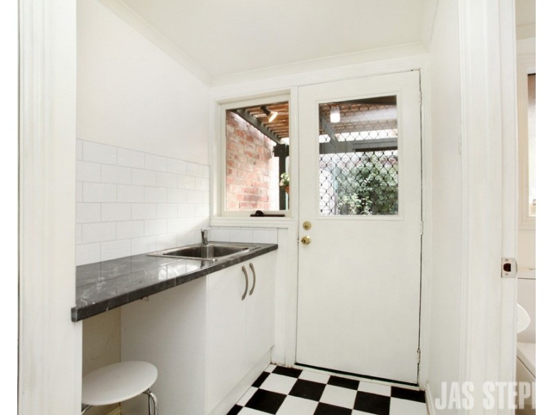 8 Perry Street, Seddon VIC 3011