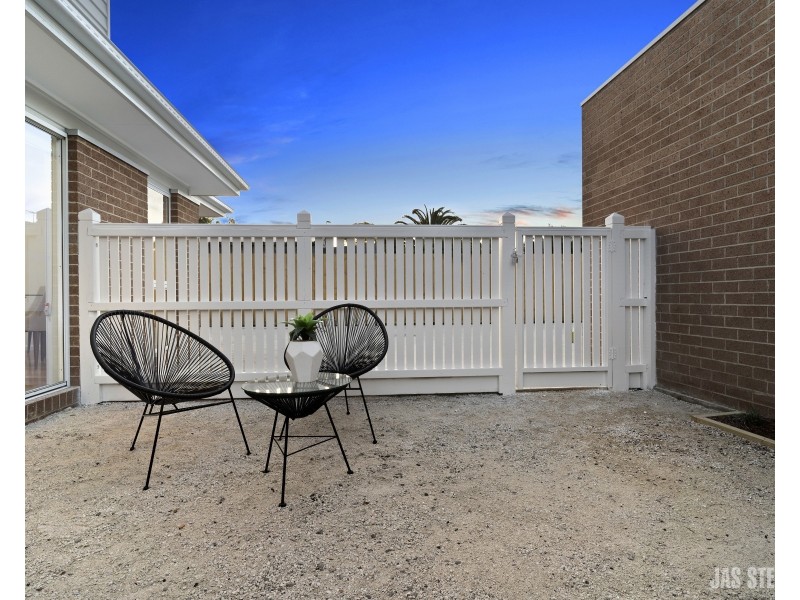 2/131 Durham Rd, Sunshine VIC 3020