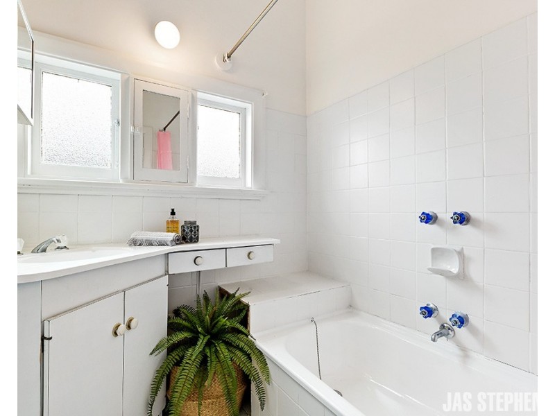 8 Kingaroy Road, Sunshine VIC 3020