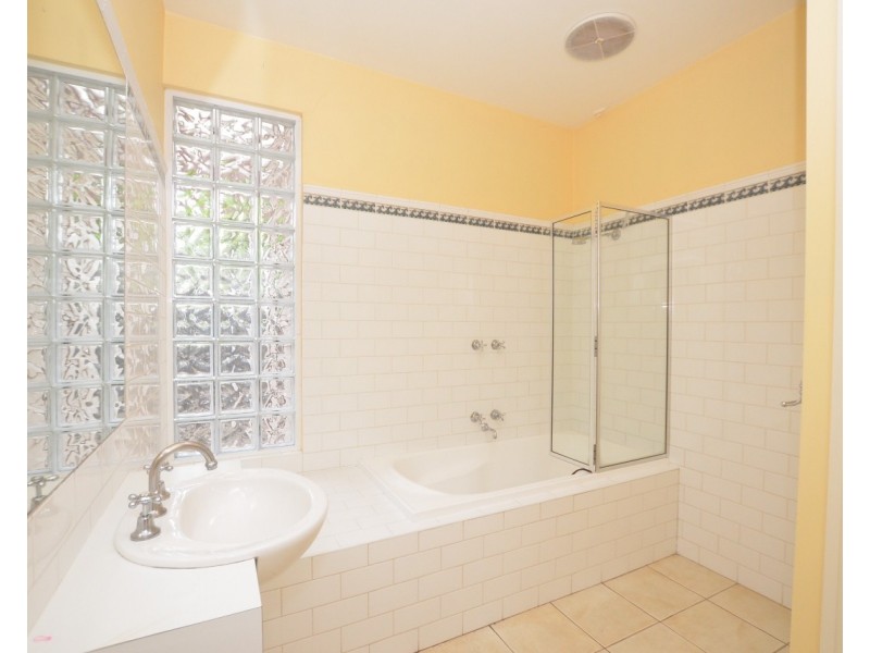 24 Hamilton Street, Seddon VIC 3011