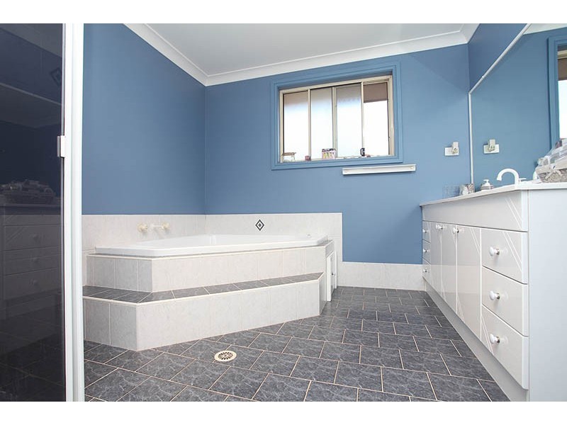 21 Whitsunday Cct, Green Valley NSW 2168