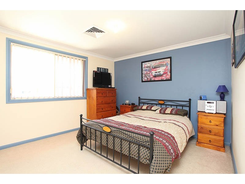 21 Whitsunday Cct, Green Valley NSW 2168