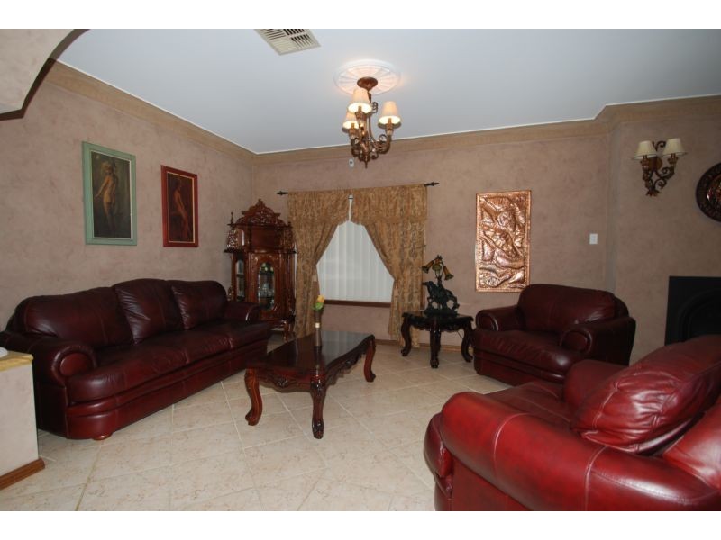 15 Barcelona Drive, Prestons NSW 2170