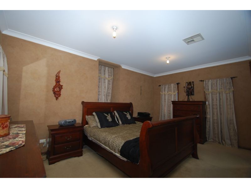 15 Barcelona Drive, Prestons NSW 2170