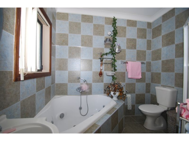 15 Barcelona Drive, Prestons NSW 2170