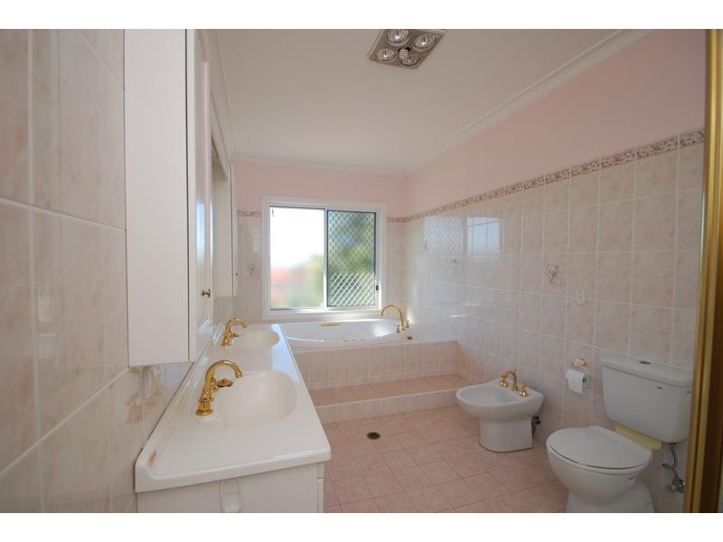 Edensor Park NSW 2176