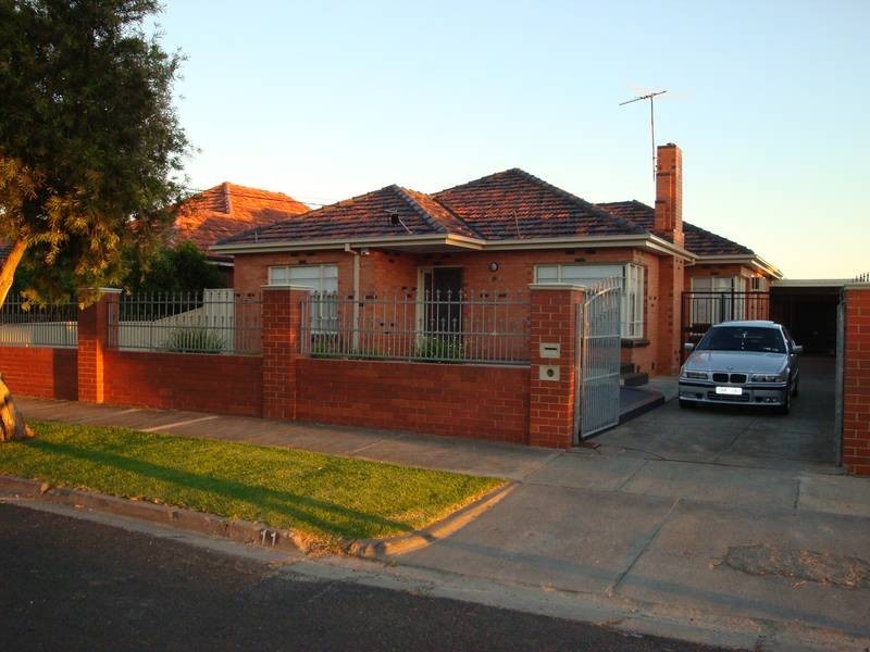 11 Stapley Cres, Altona North VIC 3025