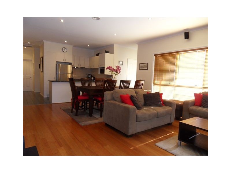 2/198 Civic Parade, Altona VIC 3018