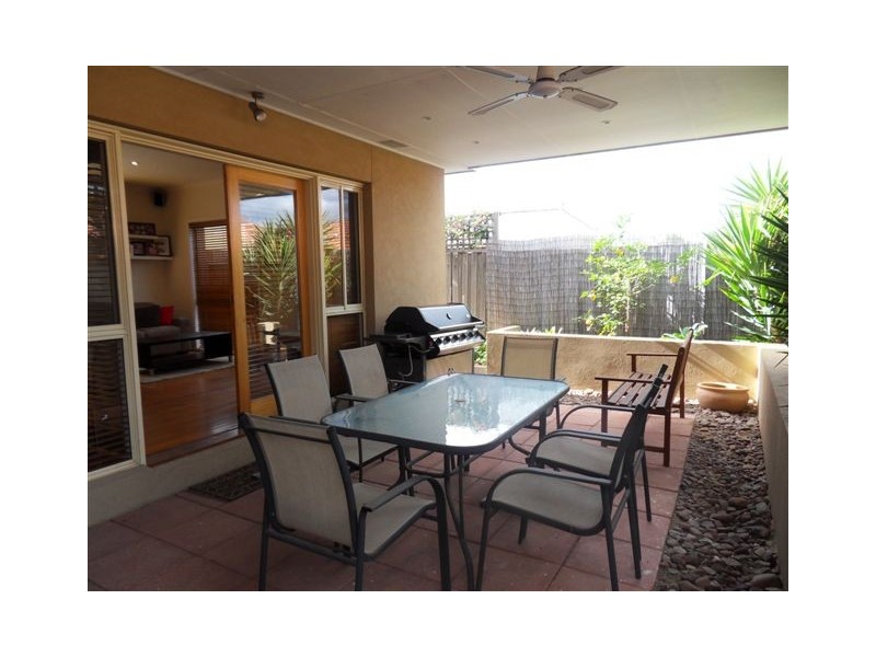 2/198 Civic Parade, Altona VIC 3018