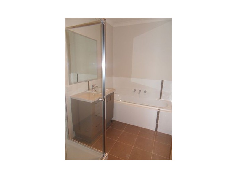 2/43 Rosala Avenue, Altona North VIC 3025