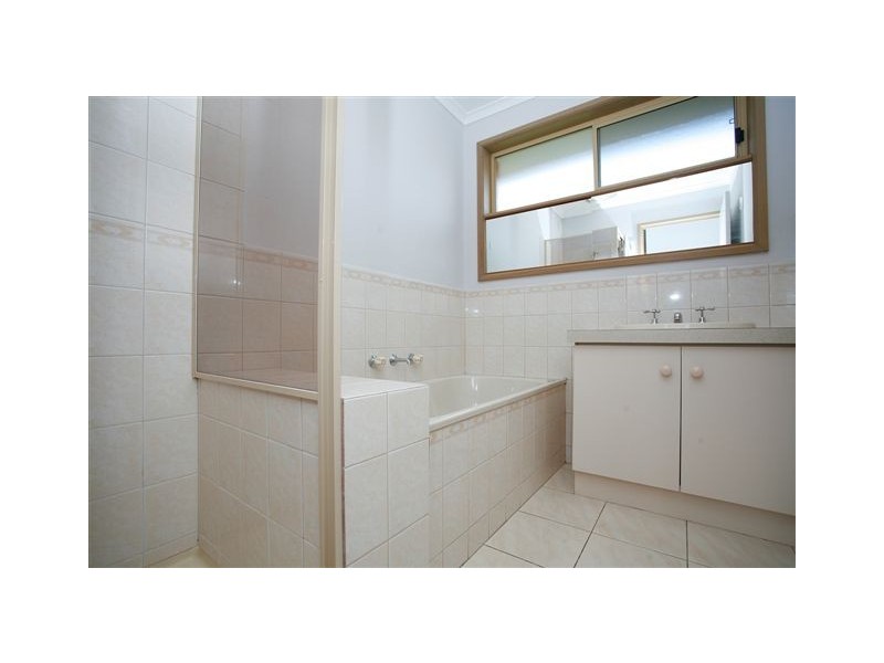 2/22 Greive Parade, Altona VIC 3018