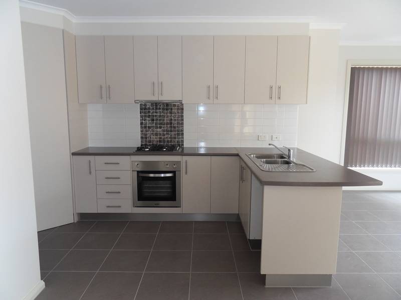 2/74 Shane Avenue, Seabrook VIC 3028