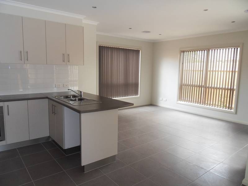 2/74 Shane Avenue, Seabrook VIC 3028