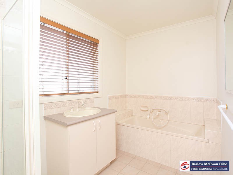 20 South Shore Avenue, Sanctuary Lakes VIC 3030