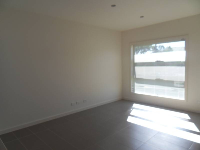 2/7 Huxtable Avenue, Altona North VIC 3025