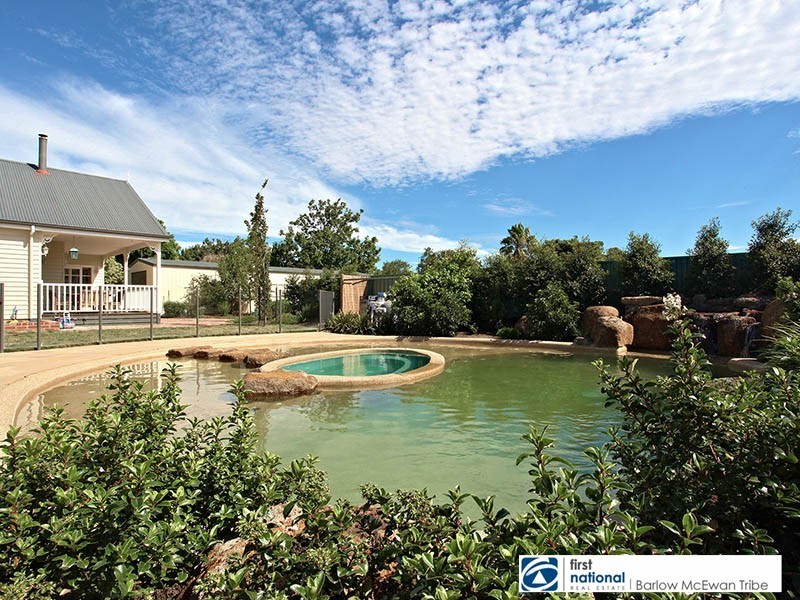35 Myrtle Grove, Altona VIC 3018