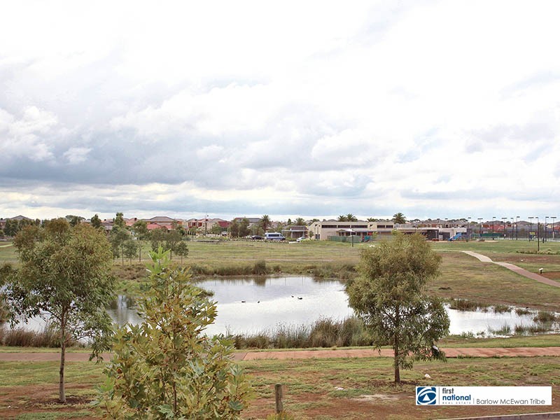 2/19 Hemsley Promenade, Point Cook VIC 3030