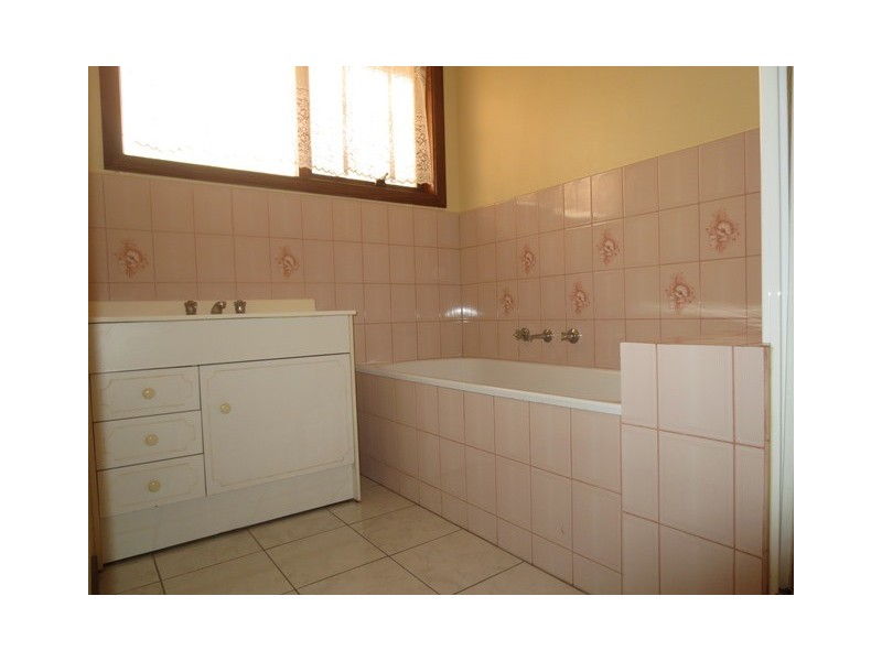 2/27 Trafalgar Avenue, Altona Meadows VIC 3028