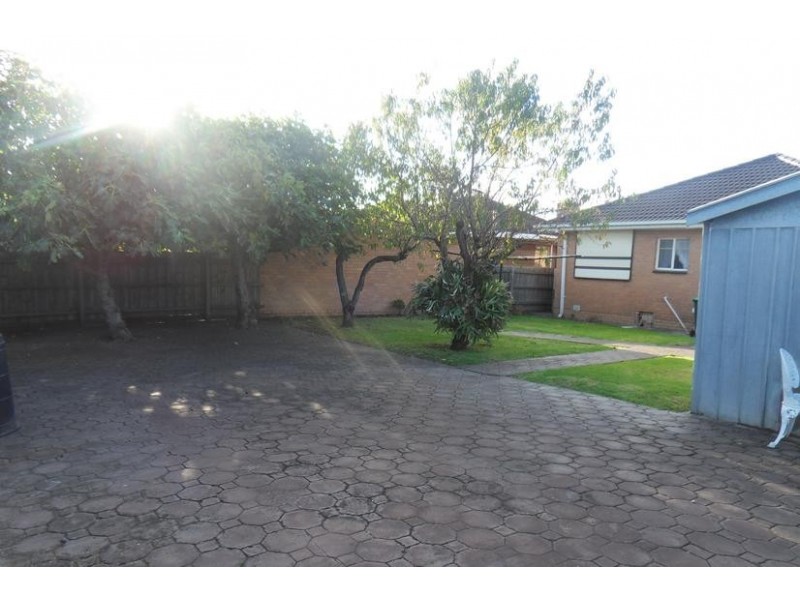 15 Chifley Avenue, Altona VIC 3018