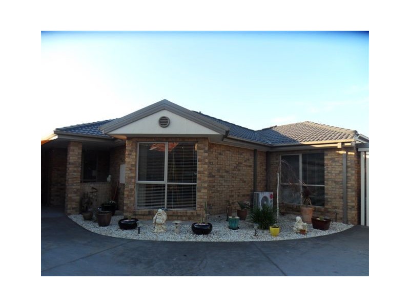 2/41 Bracken Grove, Altona VIC 3018