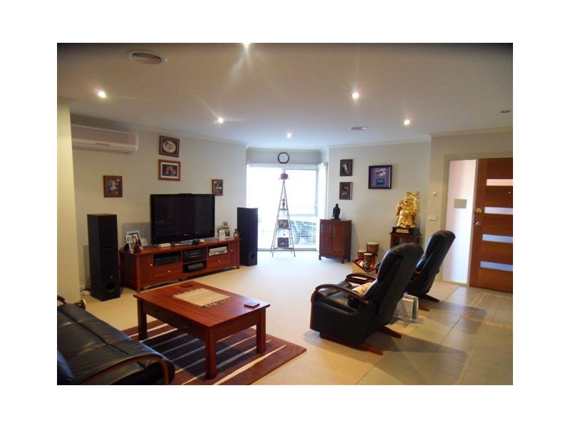 2/41 Bracken Grove, Altona VIC 3018