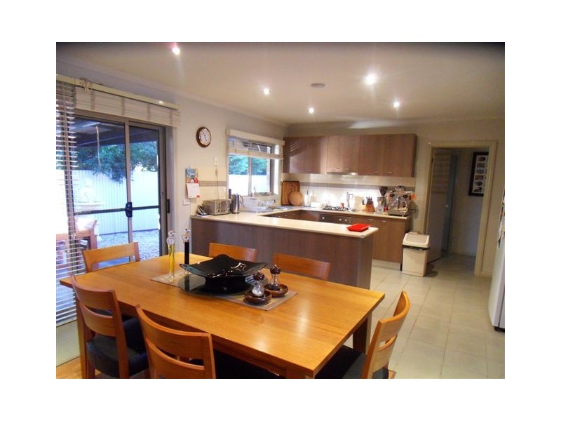 2/41 Bracken Grove, Altona VIC 3018