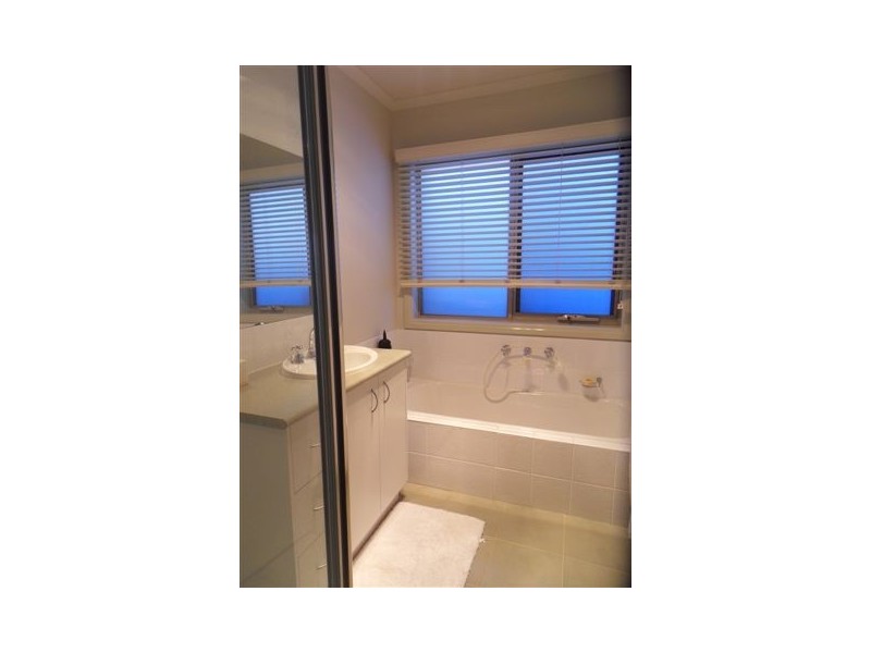 2/41 Bracken Grove, Altona VIC 3018