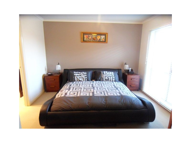 2/41 Bracken Grove, Altona VIC 3018