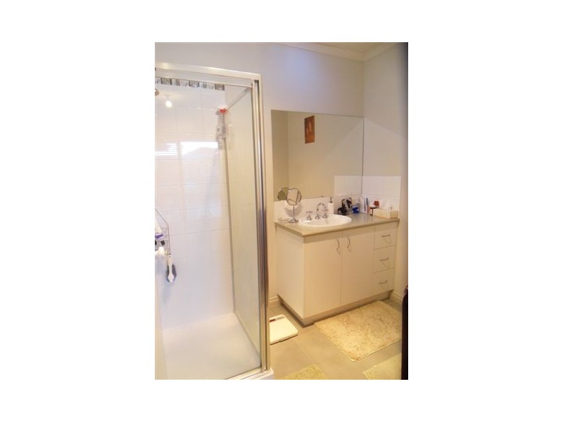 2/41 Bracken Grove, Altona VIC 3018