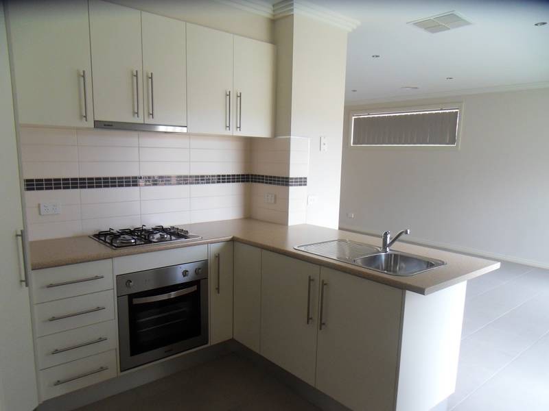 2/9-11 Walshe Crt, Altona Meadows VIC 3028