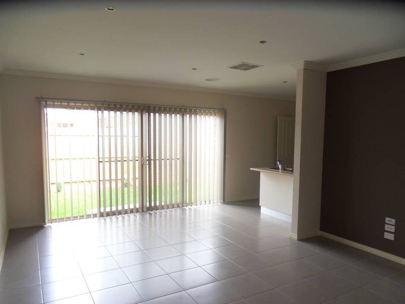 2/9-11 Walshe Crt, Altona Meadows VIC 3028