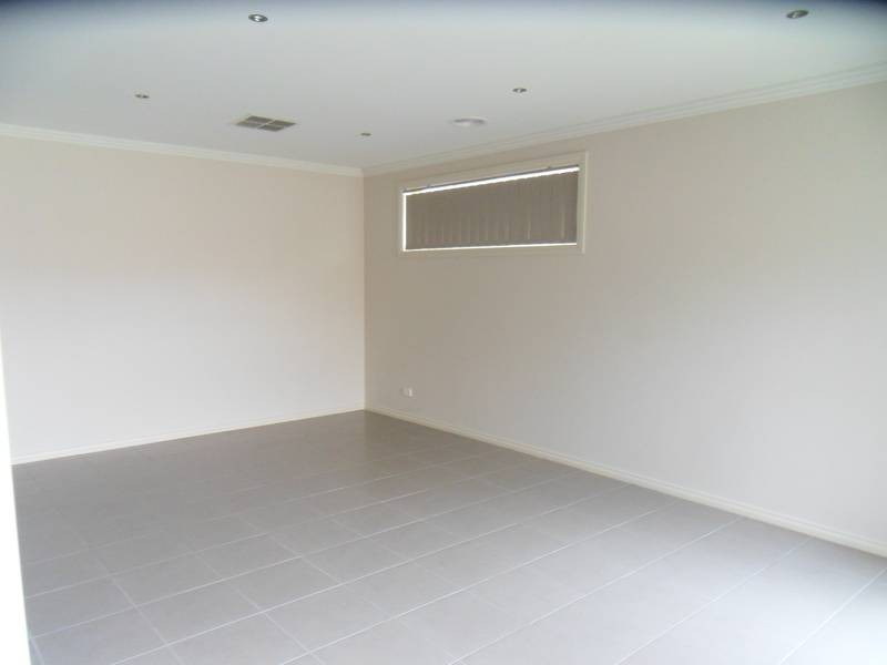2/9-11 Walshe Crt, Altona Meadows VIC 3028